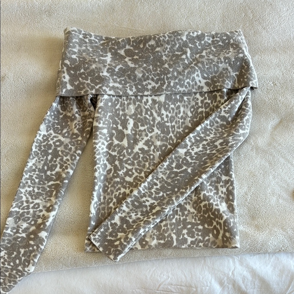 NWT Aritzia Wilfred Off the Shoulder Sweater